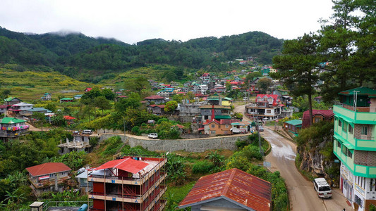 城市在山谷中的群山之中图片