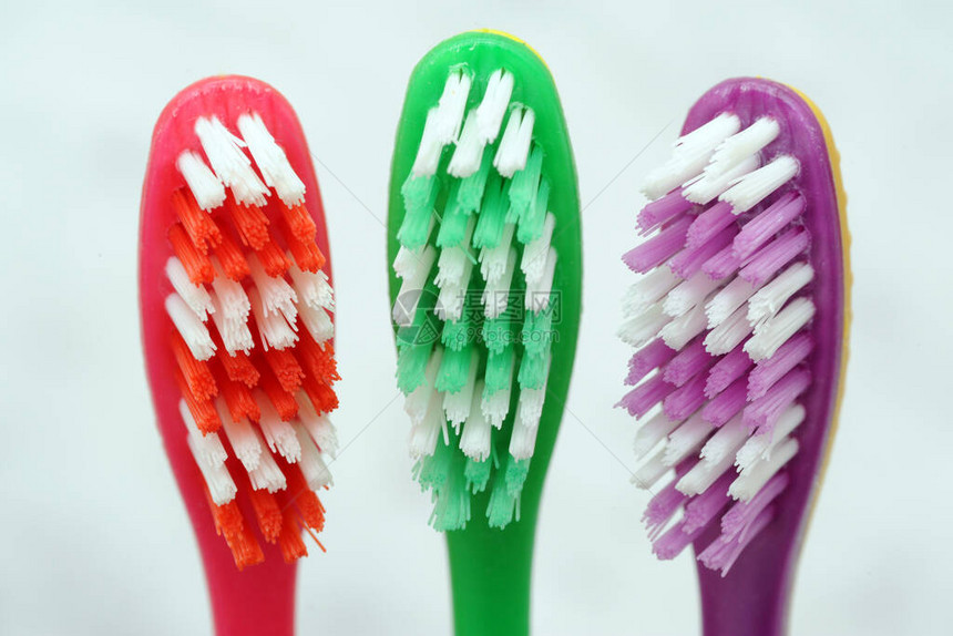 牙刷红色绿和紫色口腔卫生牙医和龋齿预防牙齿清洁的各图片