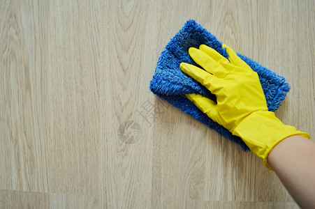 递上一副黄色橡胶手套用抹布擦地板图片