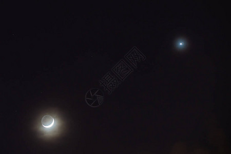 夜空中的新月和金星行图片