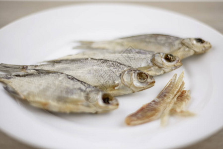 4条日晒咸淡水鱼在白盘上维他命和蛋白质的来源图片
