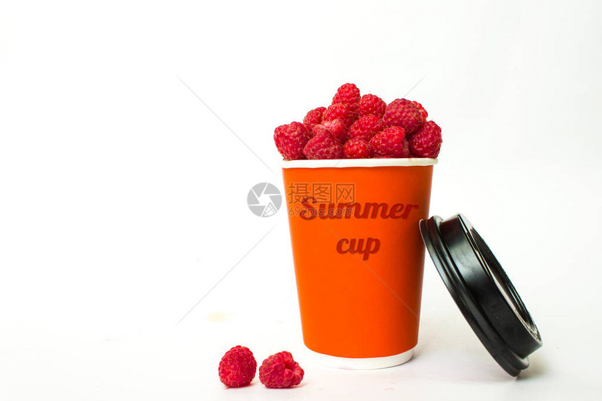 带有文本夏季杯的覆盆子样机杯复制空间白色背景上的红色杯子里的新鲜甜覆盆子侧视图图片