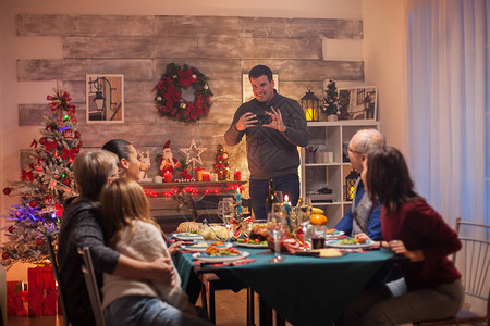 利用智能手机拍摄家人在圣诞节庆典的照片图片
