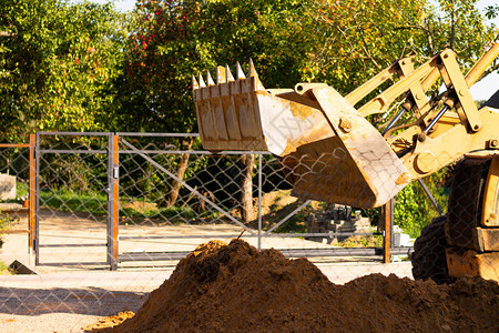 一个宽度的金属挖土机桶挖沙或粘土图片