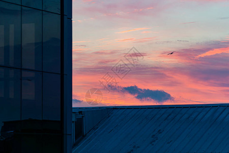 日出时晨空的火云图片