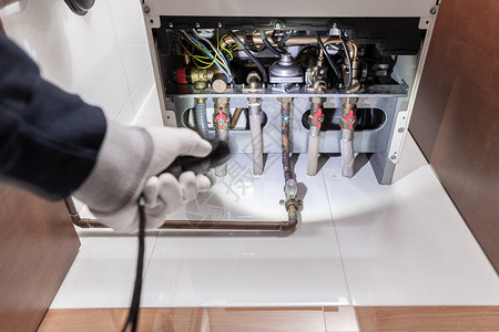 技术人员检查房屋内的燃气加热器或加热锅炉维护概念图片