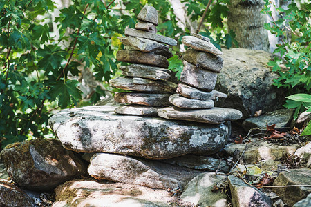 禅石堆与平衡的石头在平衡的石头上图片
