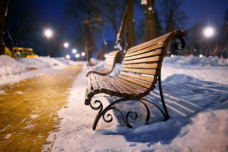 雪中长凳和闪亮的景色夜间拍摄图片