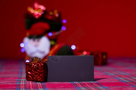 红背景的圣诞装饰图片