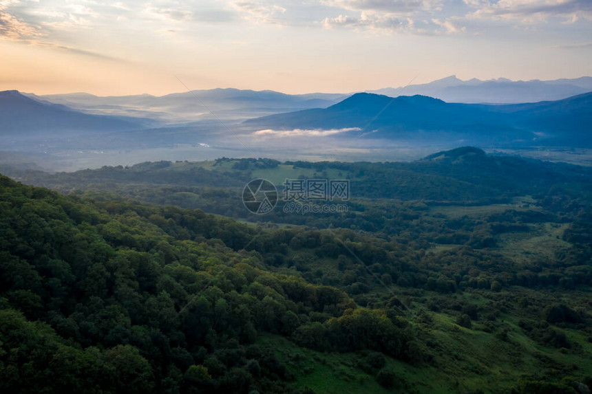 清晨在山岳上早晨在山边的山谷里图片