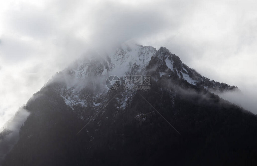 近距离拍摄的山峰覆盖在云层中图片