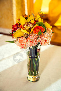 秋天的花束装饰着餐厅的节日餐桌图片