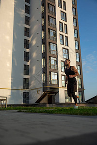 一名年轻运动员在高楼大背景上运动的体质图片