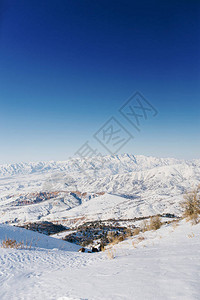 美丽的全景观雪覆盖山脉的雪景图片