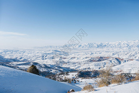 乌兹别克斯坦的天山脉被雪覆盖高清图片