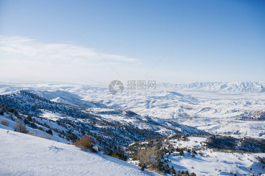 乌兹别克斯坦的山峰在一天晴朗的天气下满是雪图片
