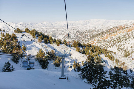 冬季乌兹别克斯坦山区Beldersay滑雪度假胜图片