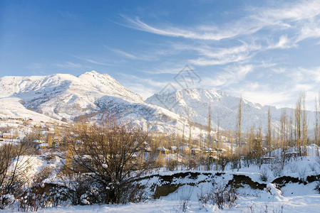 乌兹别克斯坦寒冬奇姆甘山地区美丽的山区风景图片