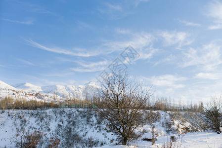乌兹别克斯坦天山脉的雪白美丽的冬季景观图片