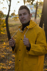在秋天公园穿黄色雨衣的图片