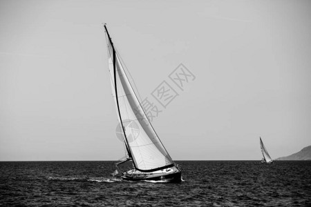 豪华航行在爱琴海的游艇上黑图片