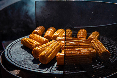 专业厨师在户外烧烤食物或餐饮概图片