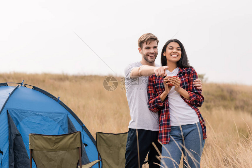 在草坪露营时图片