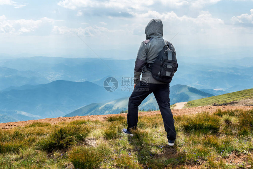 背包在山顶的人山风景视图山层景观草甸和山脉景观蓝山图片