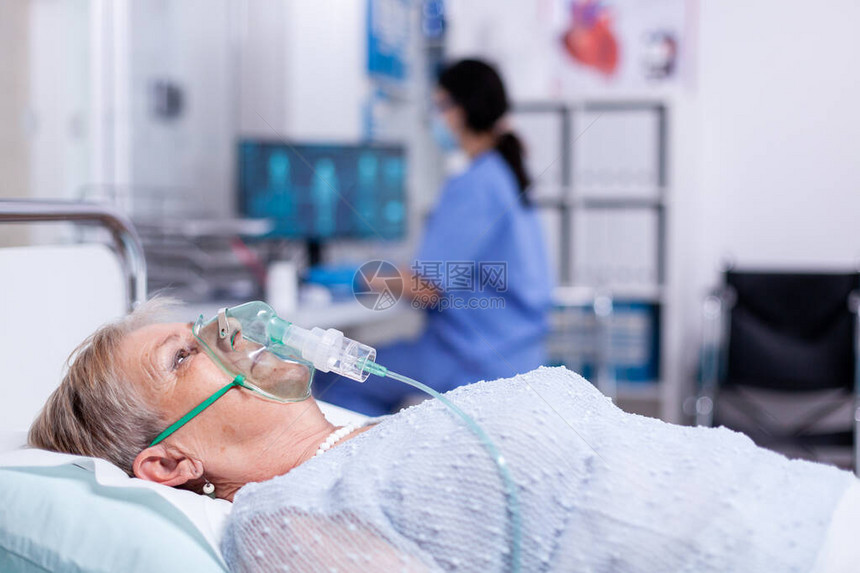 高级妇女在感染冠状并接受治疗后通过氧气面罩呼吸医学疗保健系统流行图片
