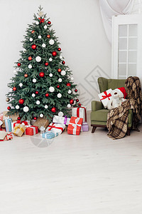 圣诞树白色房间内有礼品图片