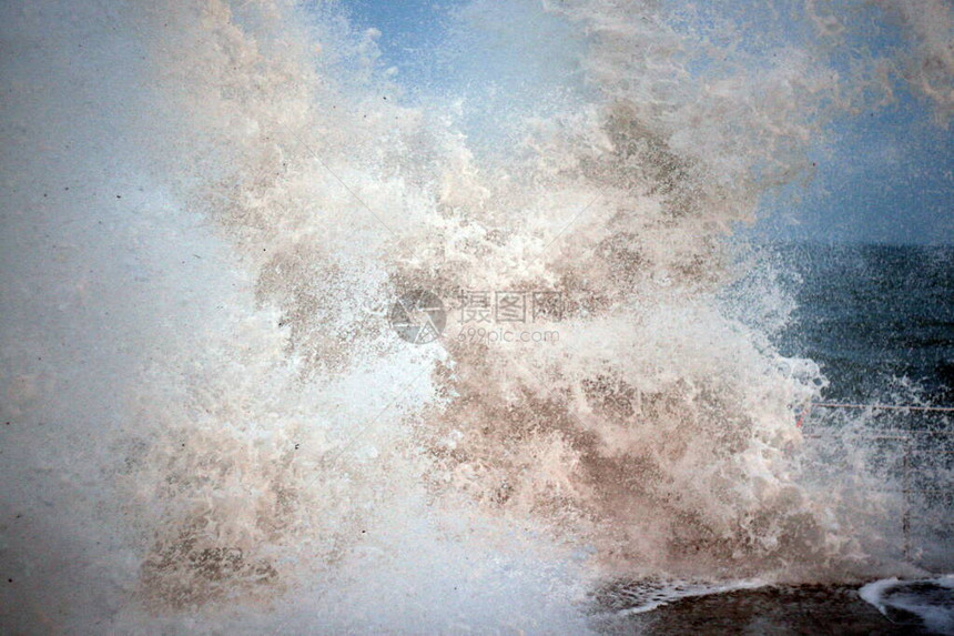 海浪在暴风雨中撞击岸边图片