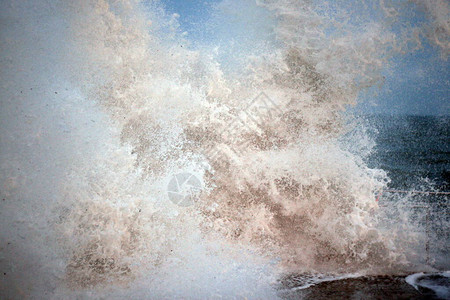 海浪在暴风雨中撞击岸边图片