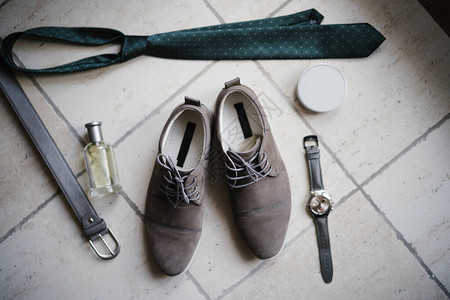 新的男鞋皮带领带和手表用一瓶香图片