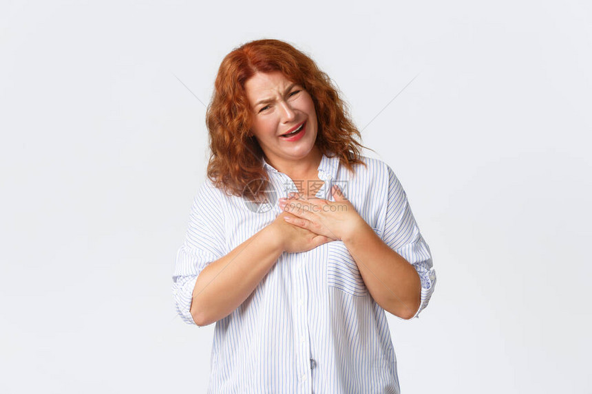 受宠若惊的快乐红发中年妇女手牵心图片