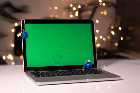 带有绿色屏幕的笔记本电脑接近新年装饰的染色体圣诞节图片