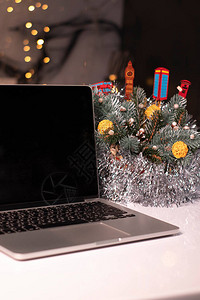 新年装饰品附近带黑屏幕的笔记本电脑圣诞节主图片