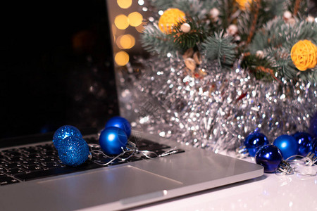 装饰品附近带黑屏幕的笔记本电脑圣诞节主图片
