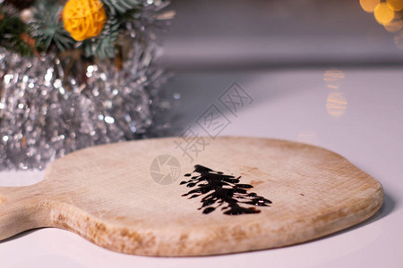 圣诞树是巧克力制成的在木板上在新的几图片