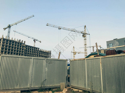 工地建筑工地的危险区域用金属灰板围起来建造高层建筑房屋建造高大图片