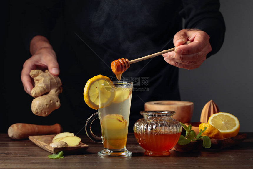 加柠檬薄荷和蜂蜜的姜茶图片