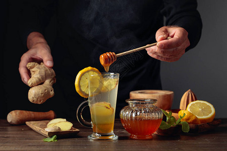 加柠檬薄荷和蜂蜜的姜茶图片