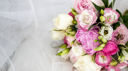 美丽的婚礼布盒由白色和粉红色的面纱制图片