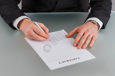 实业家在合约上签了名成功通过办公谈判合伙协图片