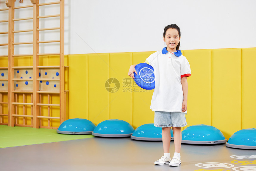 儿童运动玩飞盘的小女孩图片