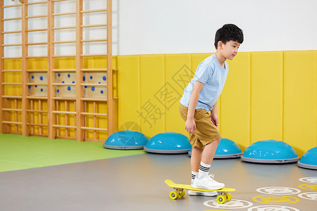 玩滑板的可爱男孩图片