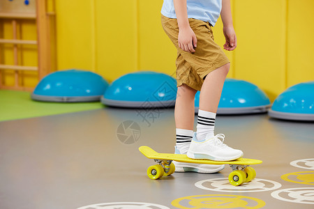 轮式玩滑板的男孩特写背景