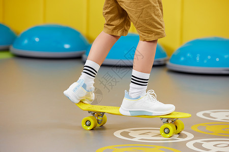玩滑板男孩元素玩滑板的可爱男孩特写背景