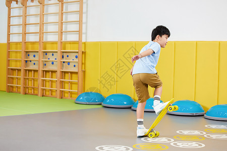 玩滑板的小男孩背景图片