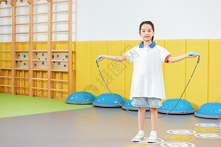 青少年体能运动跳绳的小女孩背景
