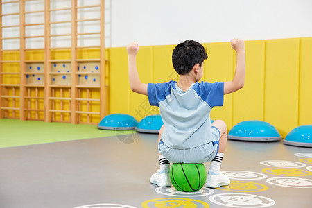 儿童室内运动室内玩球的小男孩背景